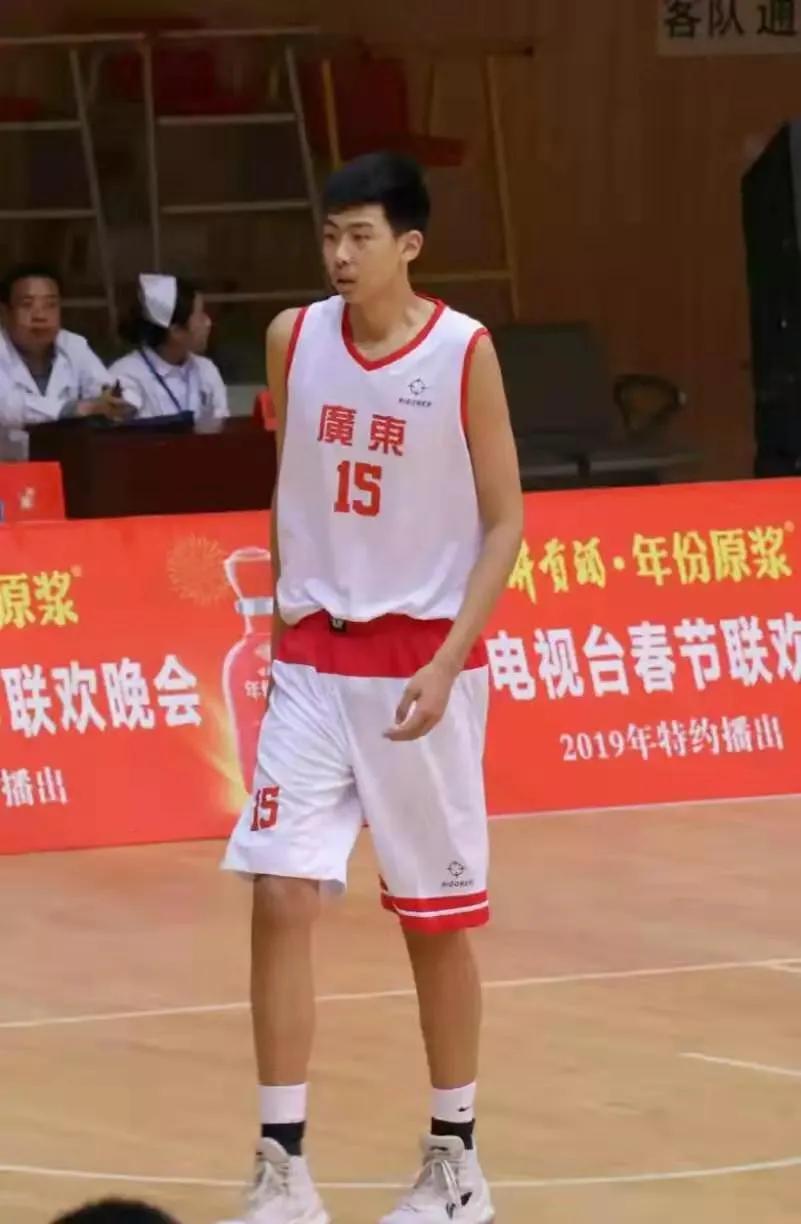 身高 2.26 米，和当年的姚明不相上下，徐昕现有球员中最高的人
说起来，中国男