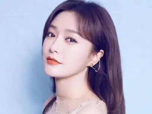 都说男人40一枝花，

可是51岁的钟汉良，却被美女秦岚夸“更帅了”。

两人在