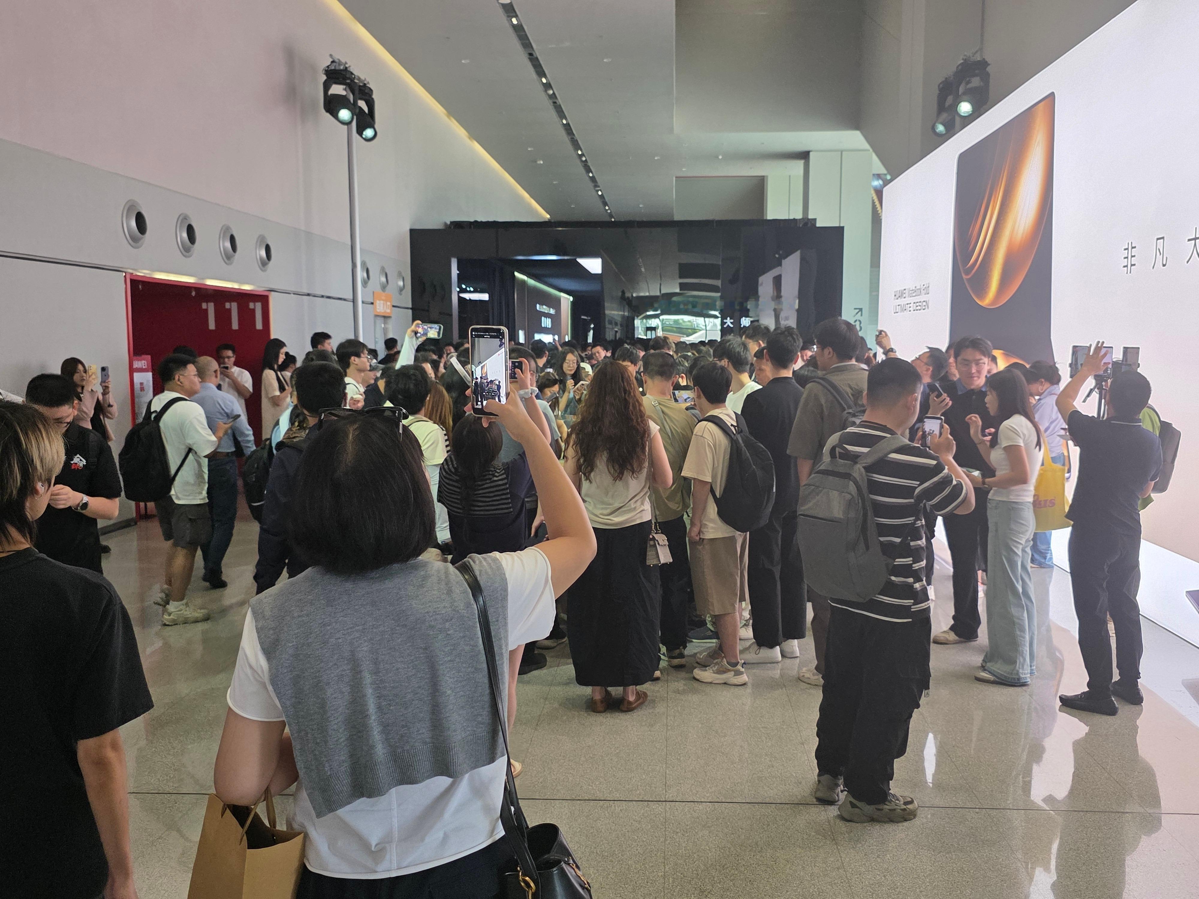 兄弟姐妹们，现场体验区太夸张了，完全挤不进去啊[允悲][允悲]华为发布会 ​​​