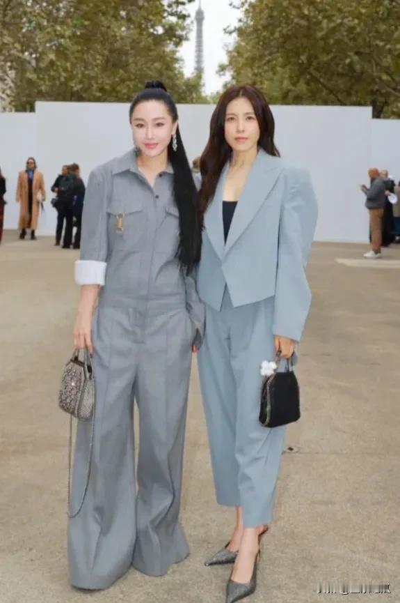曾黎曾一度被大家称为最好看的大美女，这张合照可输了，看起来无精打采，没有气场，而