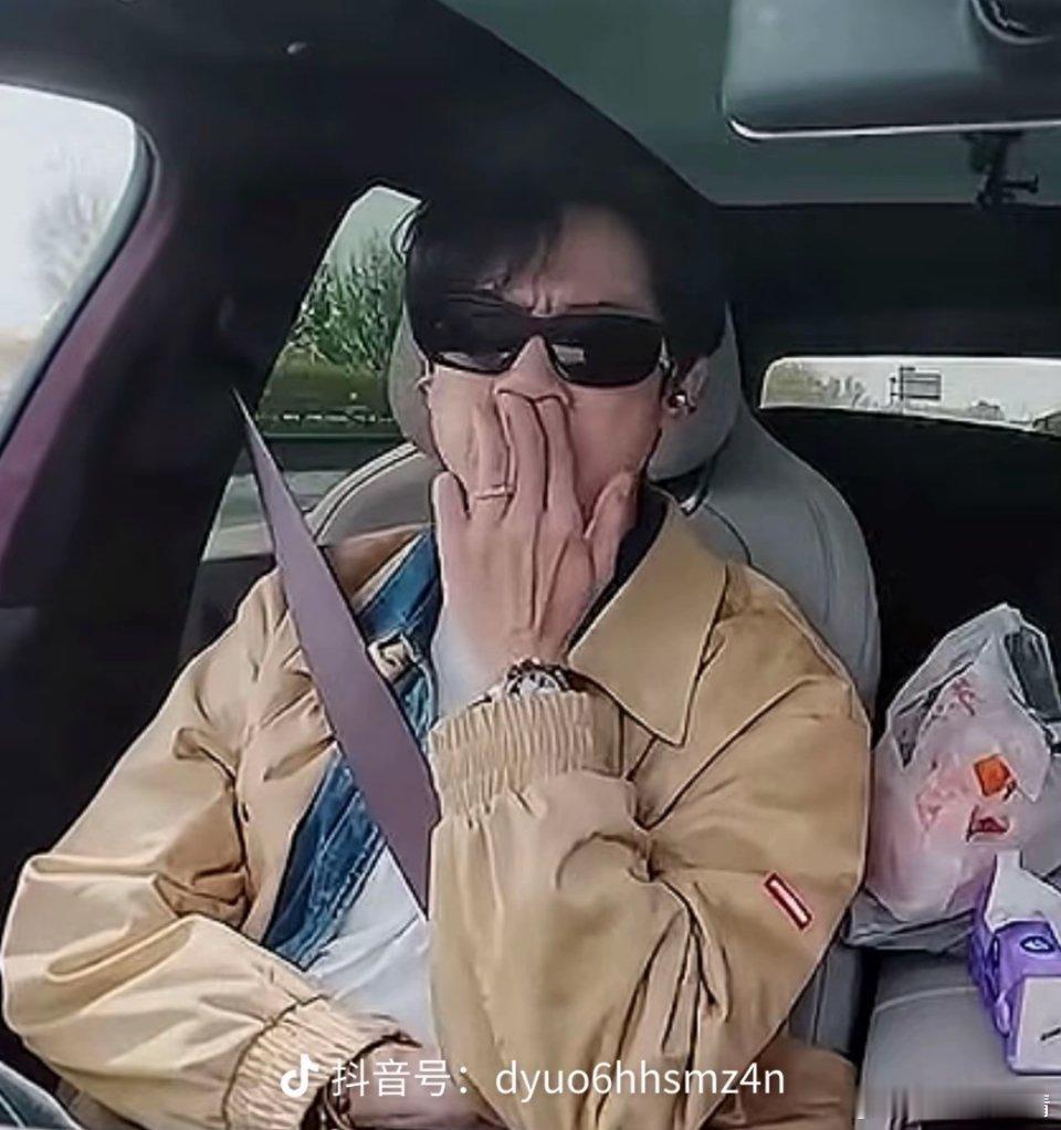 董璇给张维伊的亲戚都买了金子网友说不用心疼姐姐了，她可能真的有恋丑症…… ​​​