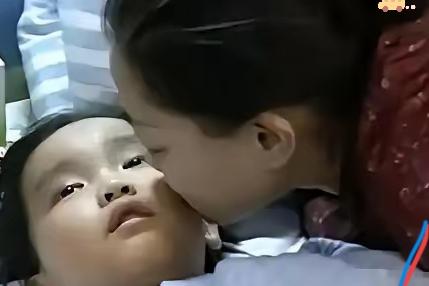 7岁男孩捐肾救母离世，临终一句话看哭无数人
 
2014年，湖北周女士移植了自己