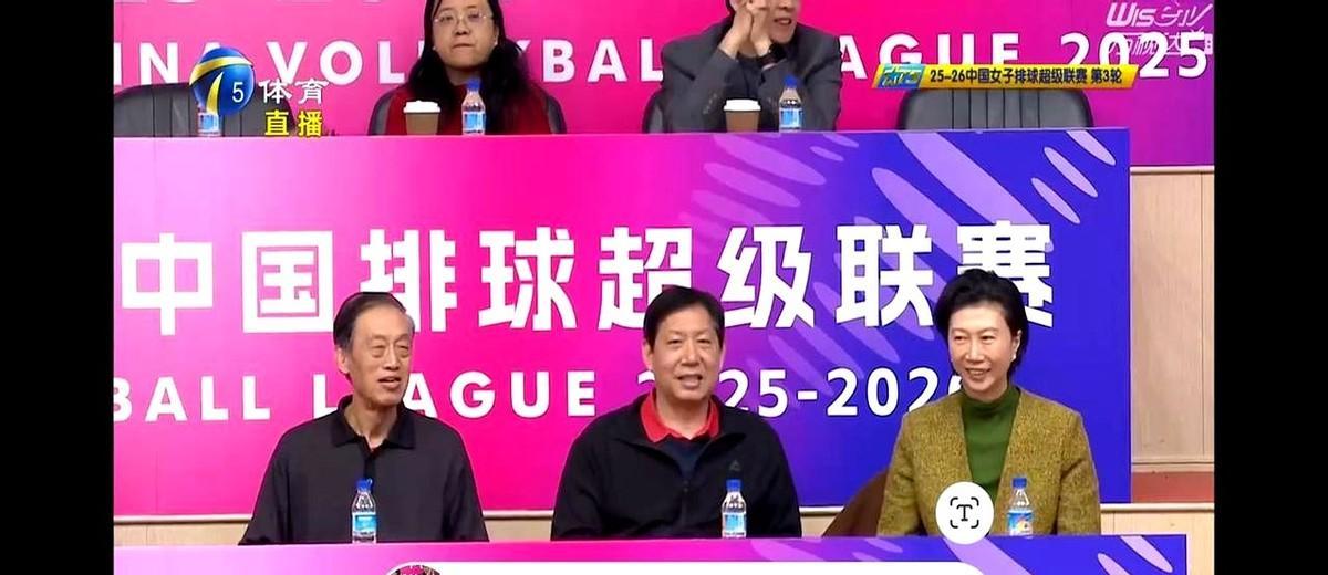 真正的力量，不在赛场上，在看台上。
邹敬园在双杠上翻飞时，镜头切到了观众席。
李