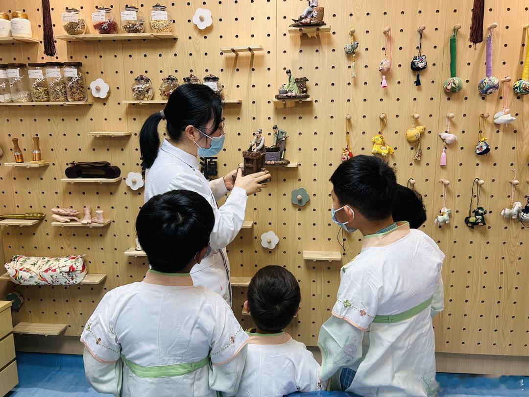 宁波北仑童趣融中医让患儿笑着康复治病有温度，康复有欢笑！宁波北仑区中医院打造的 