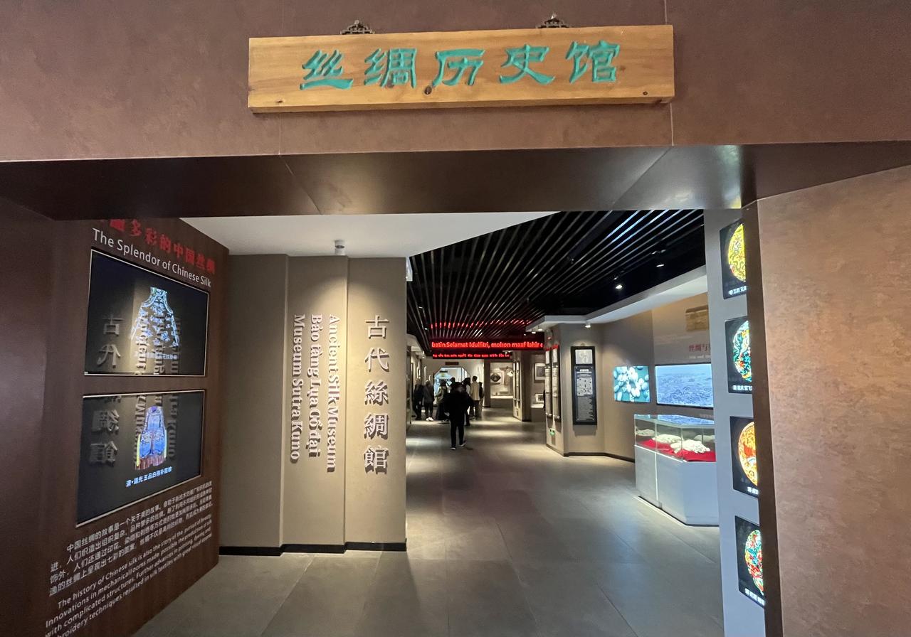苏州市附近有个《丝绸历史馆》，馆内展品丰富，从古到今，叙述着姑苏地区蚕桑、蚕丝业