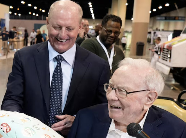 【伯克希尔Abel时代正式开启】伯克希尔·哈撒韦的股价周五下跌，投资者正在消化股