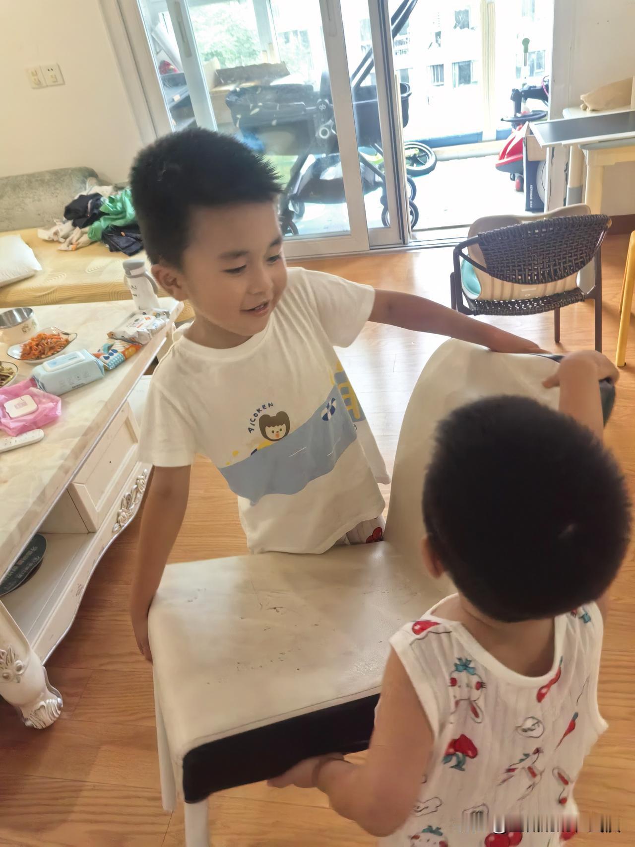 因为腰部受伤，昨天在床上躺了一天。

两个孙子不时的进来问奶奶好点没有？

吃饭
