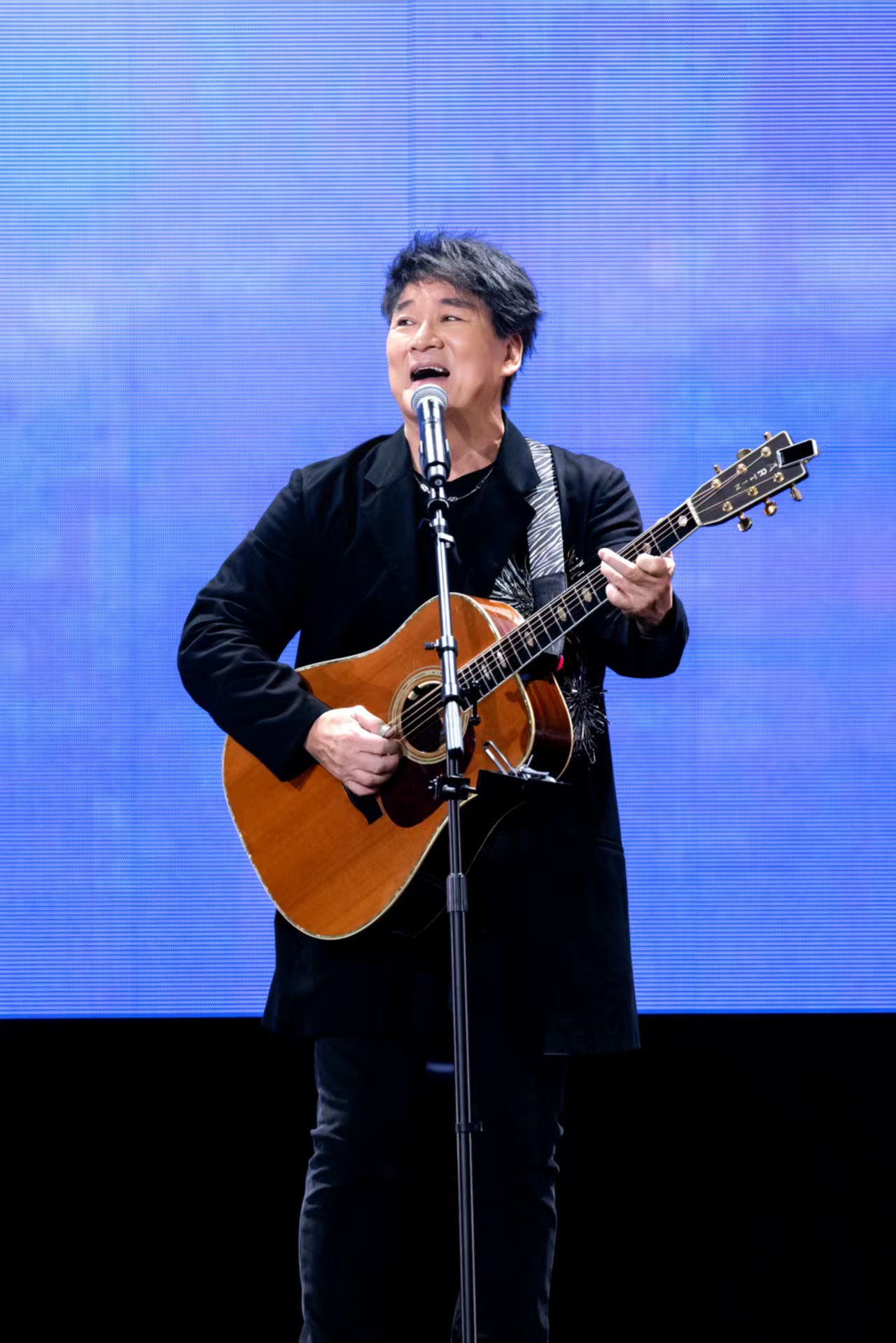 周华健呼和浩特站官宣演唱会时间 8月29日走进呼和浩特综合演出场馆，跟随周华健温