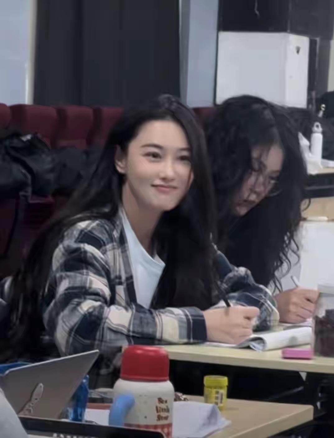 听我一句劝，
先别藏幸福了，赶紧多晒晒日常吧。
最近她素颜披发去听课，老师讲课她