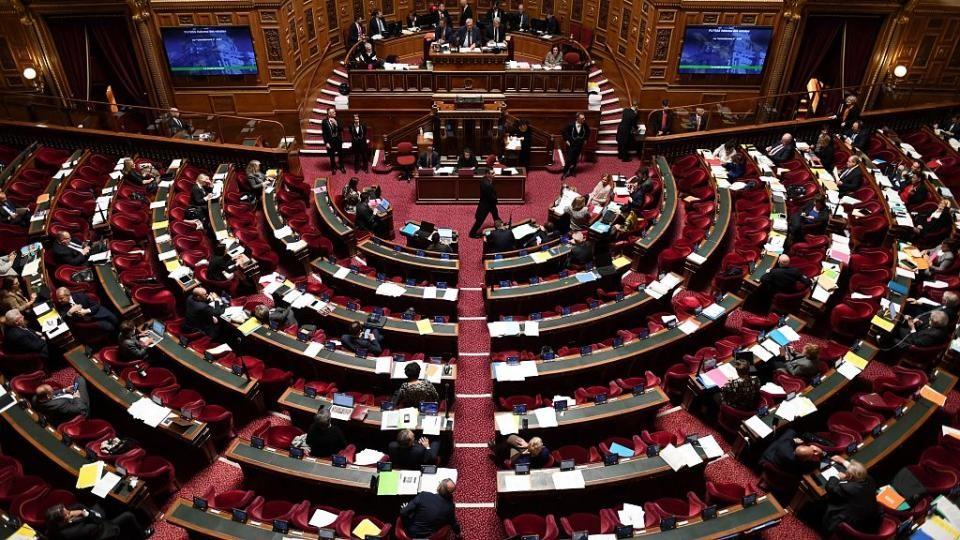 法国禁止15岁以下未成年人使用社交媒体，却只让孩子点一下“我已满15岁”就给通过
