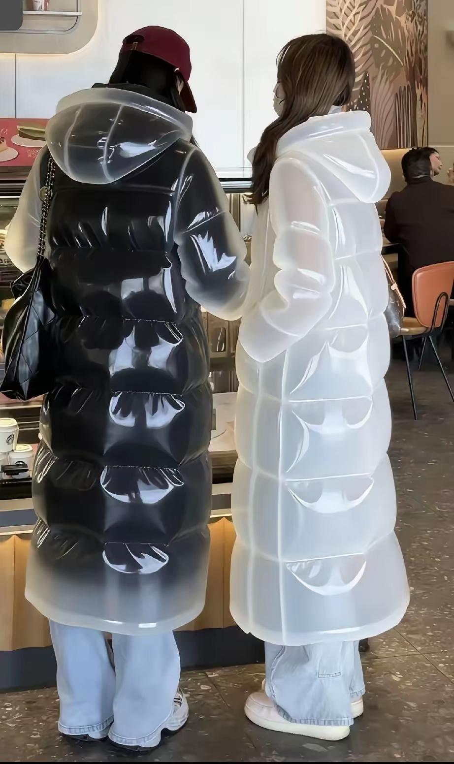 今天在外边遇见两个妹子穿这样的羽绒服，太个性了，这样的也保暖吗？