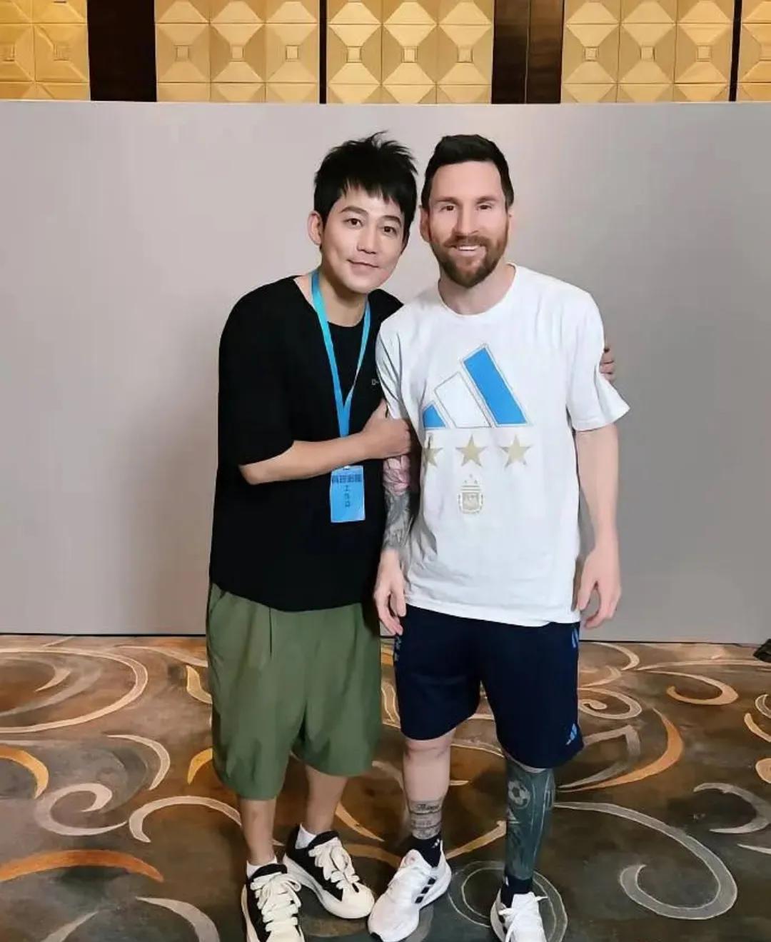 苏醒和梅西合影，意外暴露了自己的身高，看苏醒和梅西在一起的样子，显然他还没有梅西