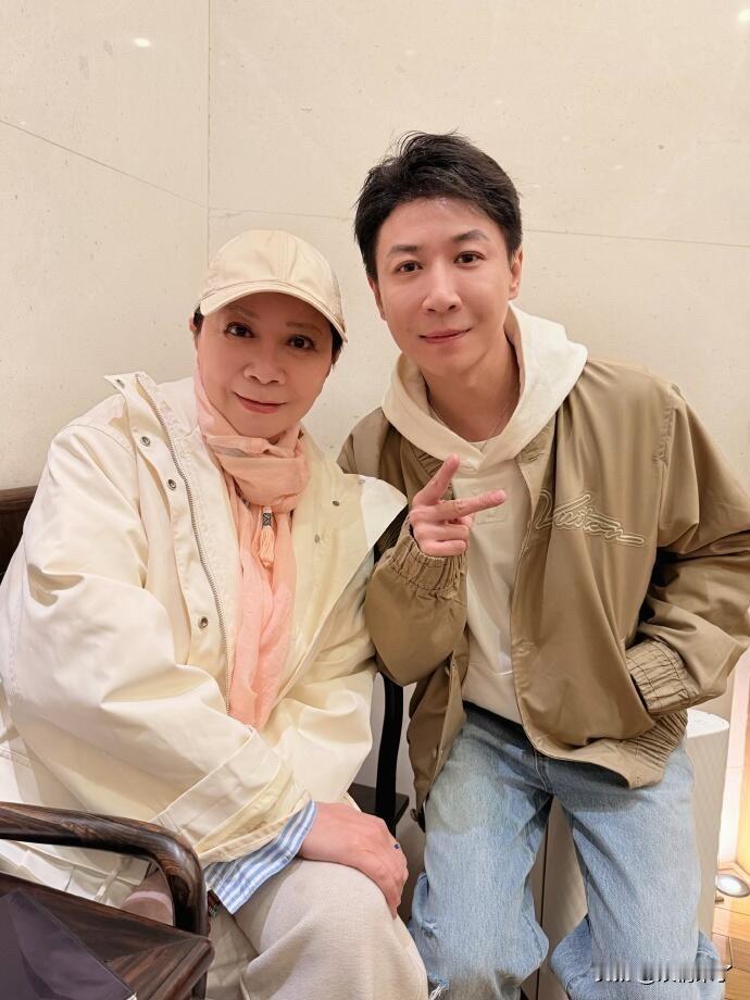 张维伊蔡明太像了，张维伊说:他和蔡妈确实像
这长相不是母子胜似母子啊[捂脸]