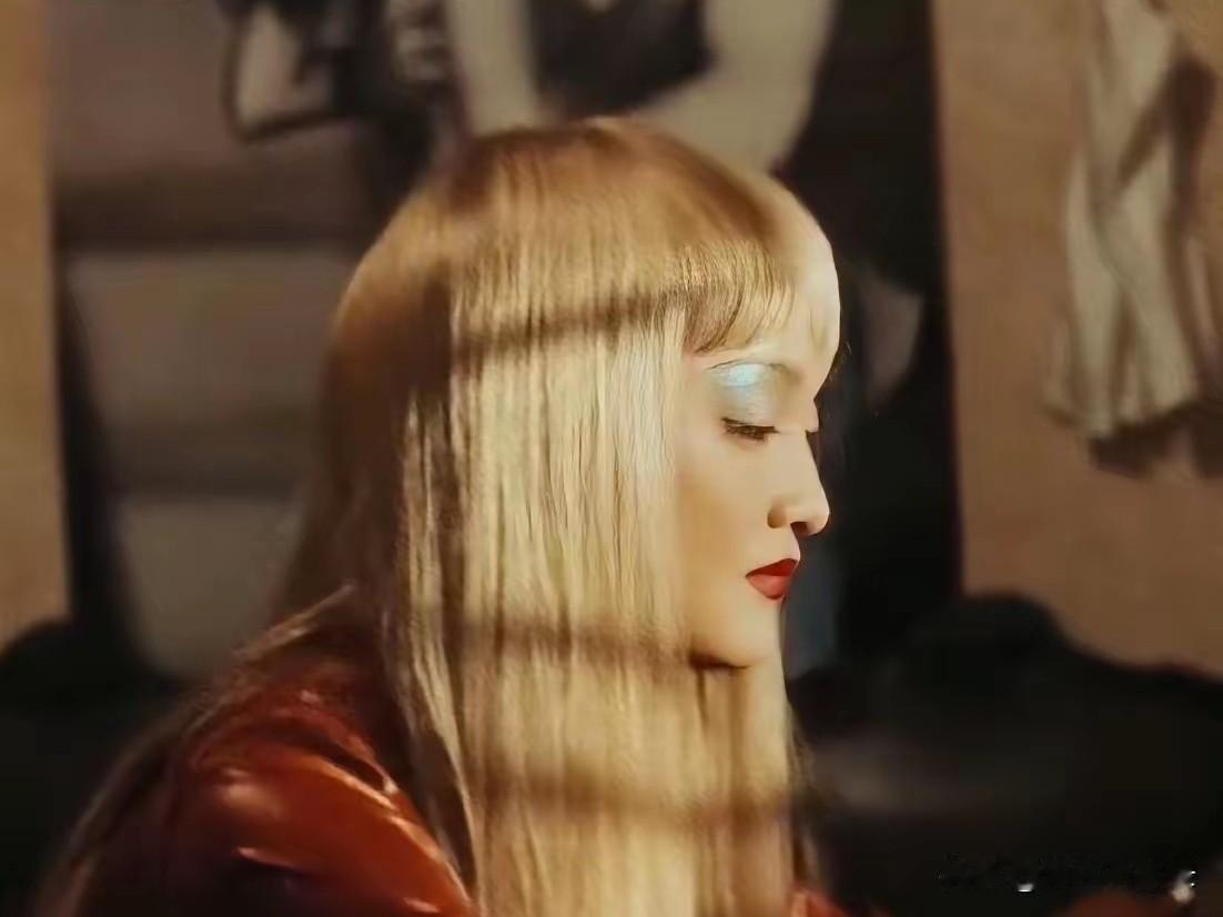 51岁的周迅一出现，内娱多少明星都得靠边站！
不装嫩、不炒作、不搞绯闻，
仅凭真