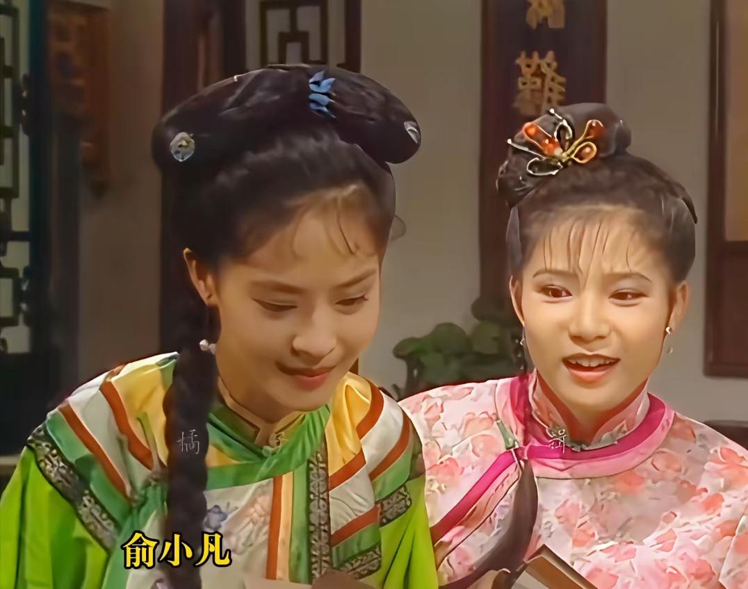 两位琼瑶剧的女主隔着十几年的光阴撞衫了，同一套衣服穿在俞小凡和林心如的身上，俞小