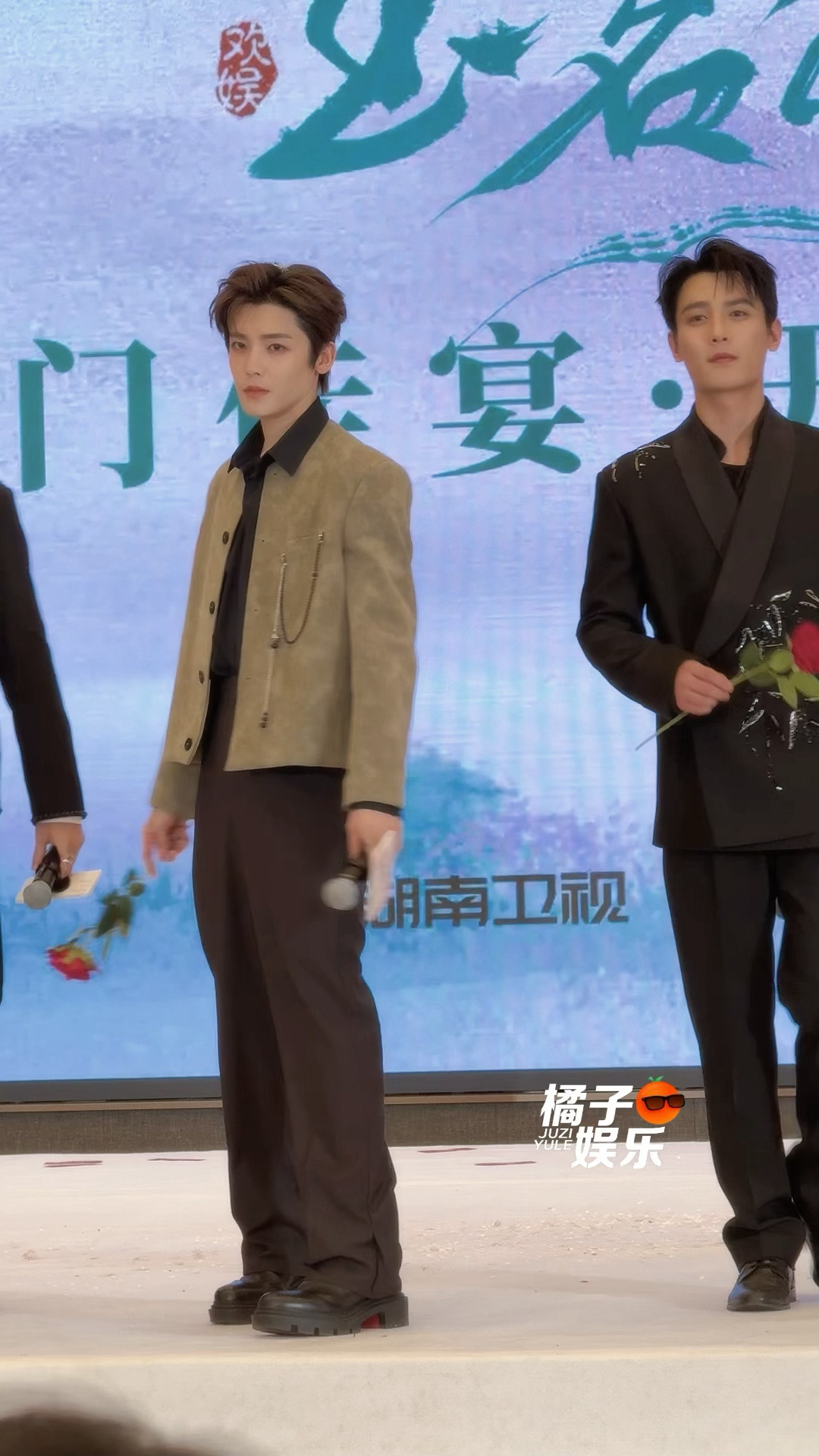 哈哈哈哈哈这个侯明昊走秀扔玫瑰花把自己扔害羞了侯明昊走秀扔玫瑰花侯明昊扔玫瑰花害