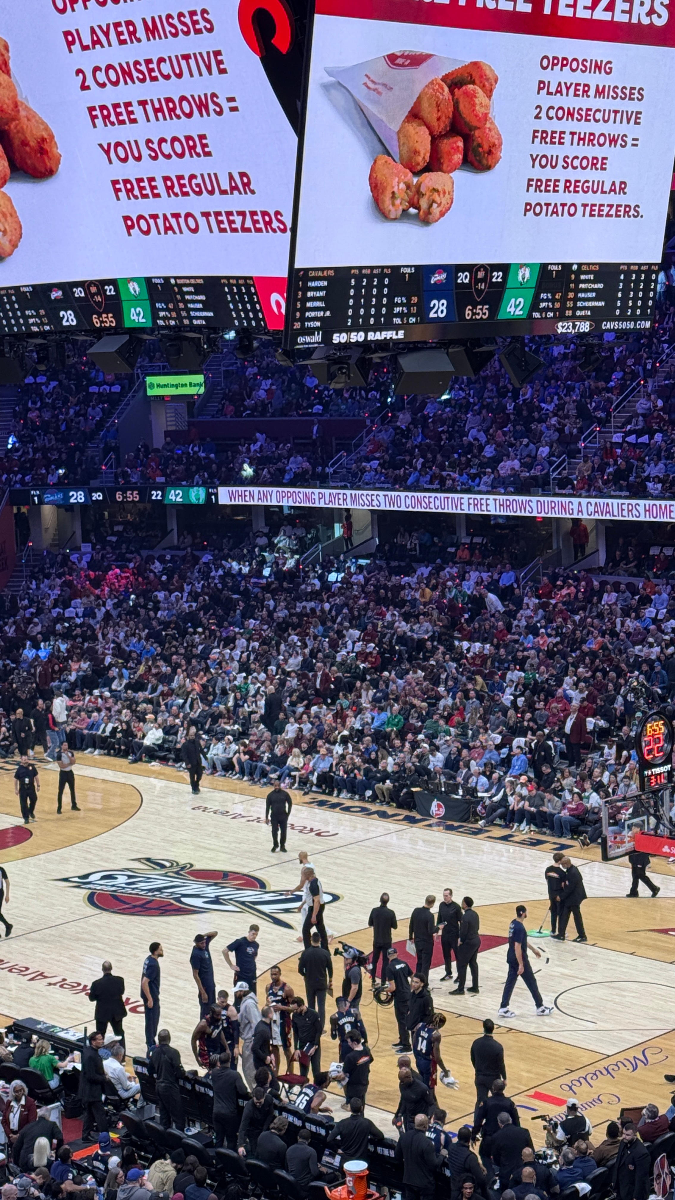 骑士落后14分了，有很长时间没有得分。遇到好一点的防守，骑士的进攻基本靠运气，这