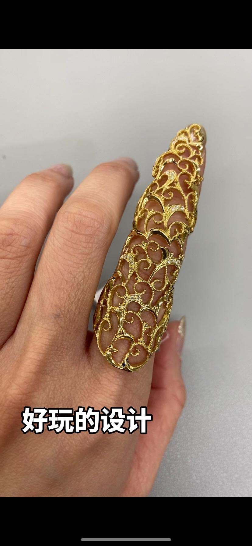 好玩的设计。覆盖一整根手指，蕾丝质感的设计，当地叫铠甲戒指