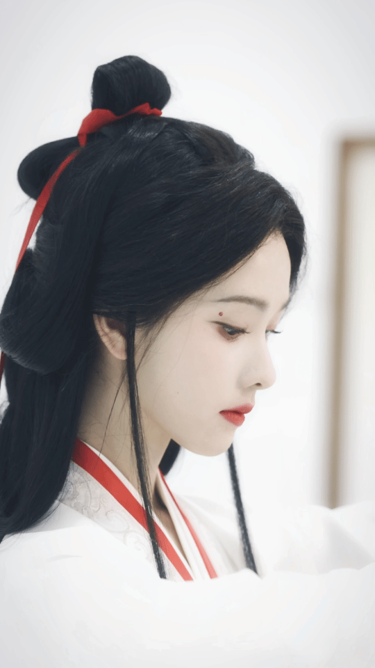 陈都灵化妆师回应 合作化妆师为陈都灵发声 化妆师亲自回应澄清误会，片场点滴皆是日