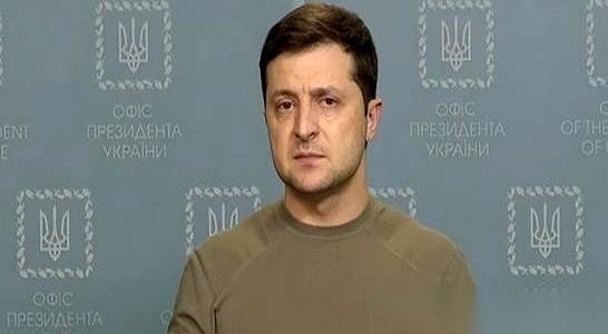 前两天还指着鼻子骂你的人，今天突然跑来你家门口，可怜巴巴地问：哥，能拉我一把不？