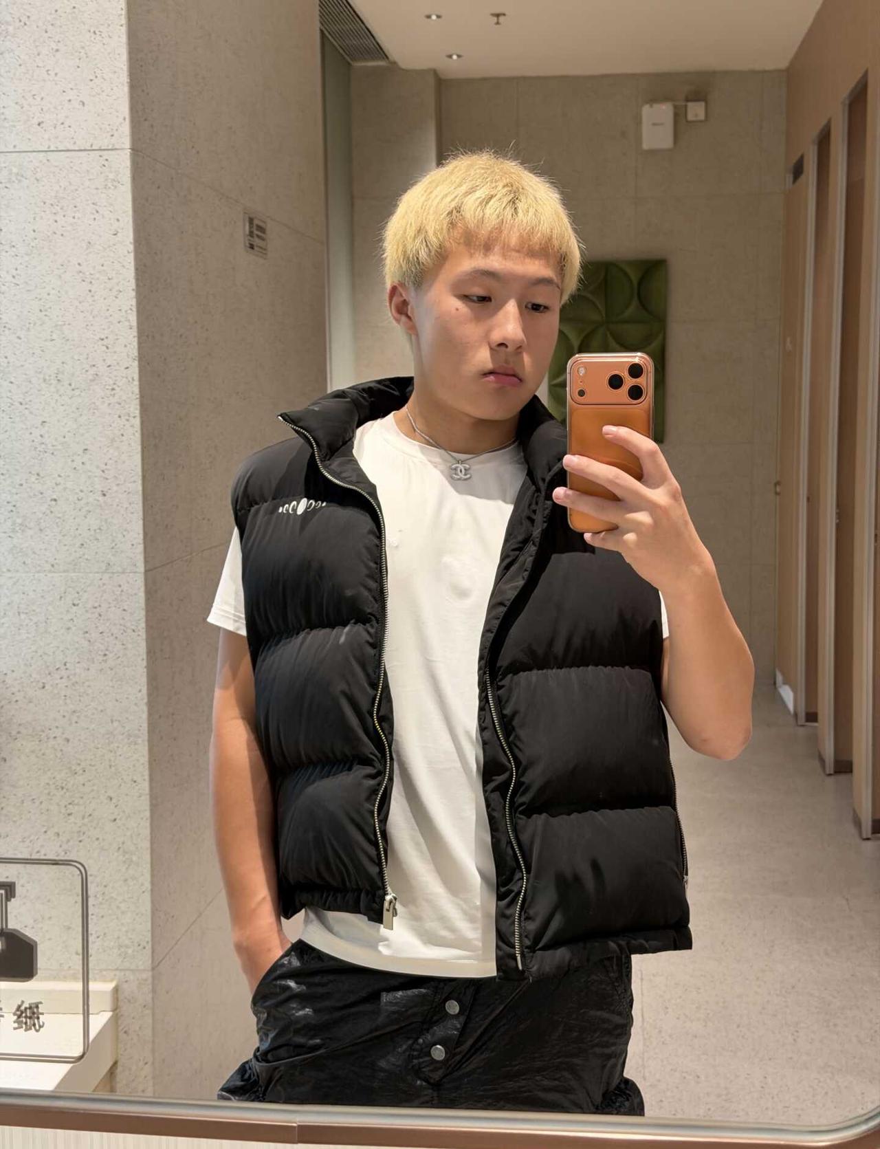顺毛金发妹
07 寸头 男大 金发