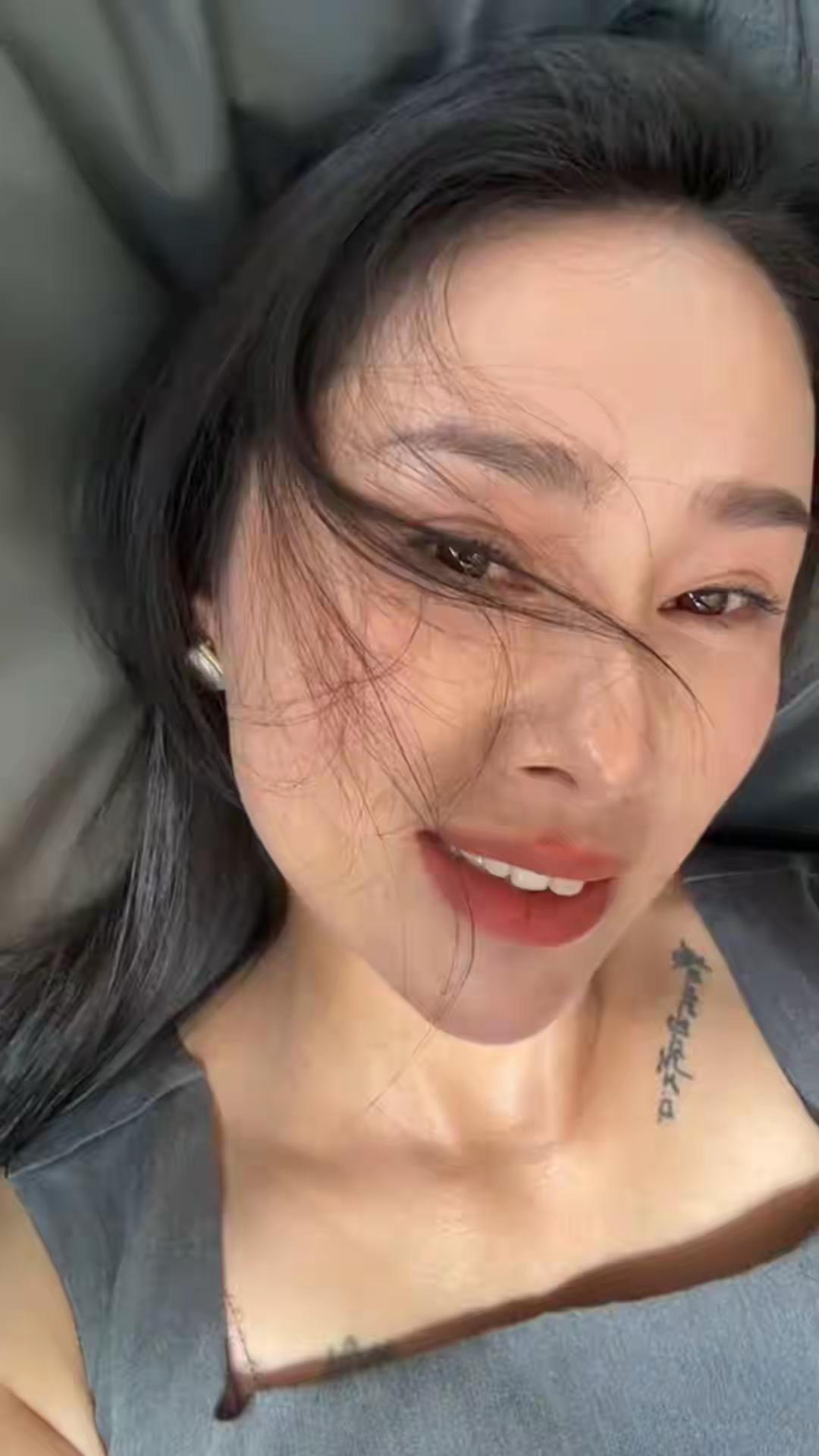 妩媚多姿多彩的眼神，难掩风情万种红尘，