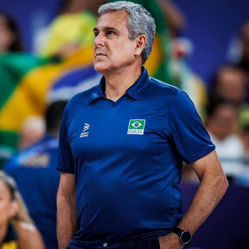 女排 ⚡️ 🇧🇷鸡妈上周意外抵达伊斯坦布尔。据悉，这位经验丰富的教练在短暂停