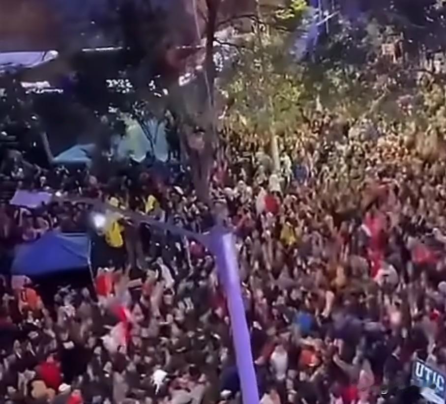 今天，巴拉圭总统在巴拉圭将德国淘汰出世界杯后，宣布全国放假:

圣地亚哥·佩尼亚