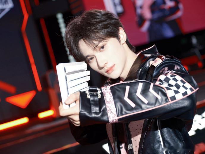 余宇涵电竞男主有了脸余宇涵电竞先锋玩家 被余宇涵的电竞造型狠狠圈粉，利落的状态搭