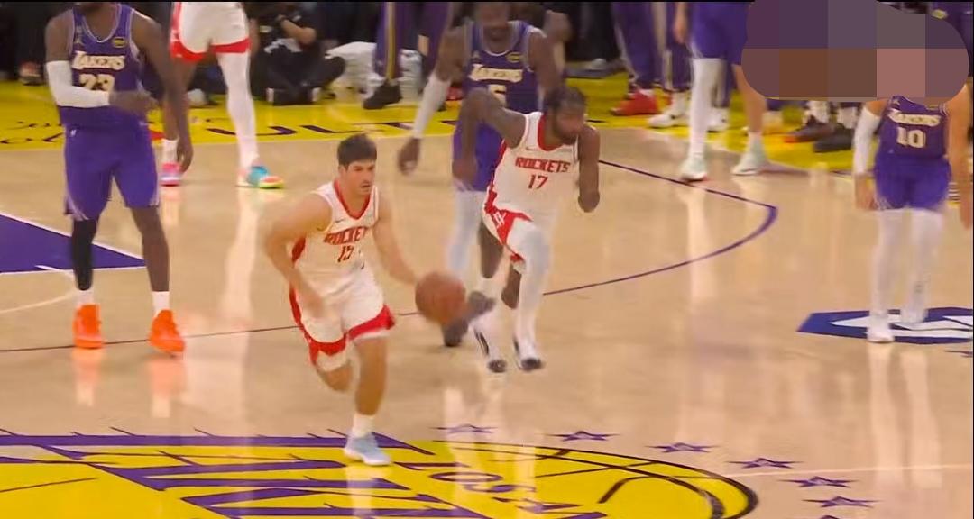 所以说人真的不能太狂！詹姆斯刚突破火箭队攻入一个关键球就表现出牛气冲天、盛气凌人