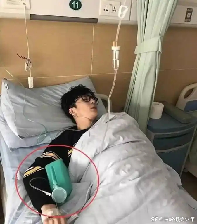 王力宏探望陈建州，他手上拿的是尿壶吗？这是第二次看到明星和尿壶合影了，上一次还是