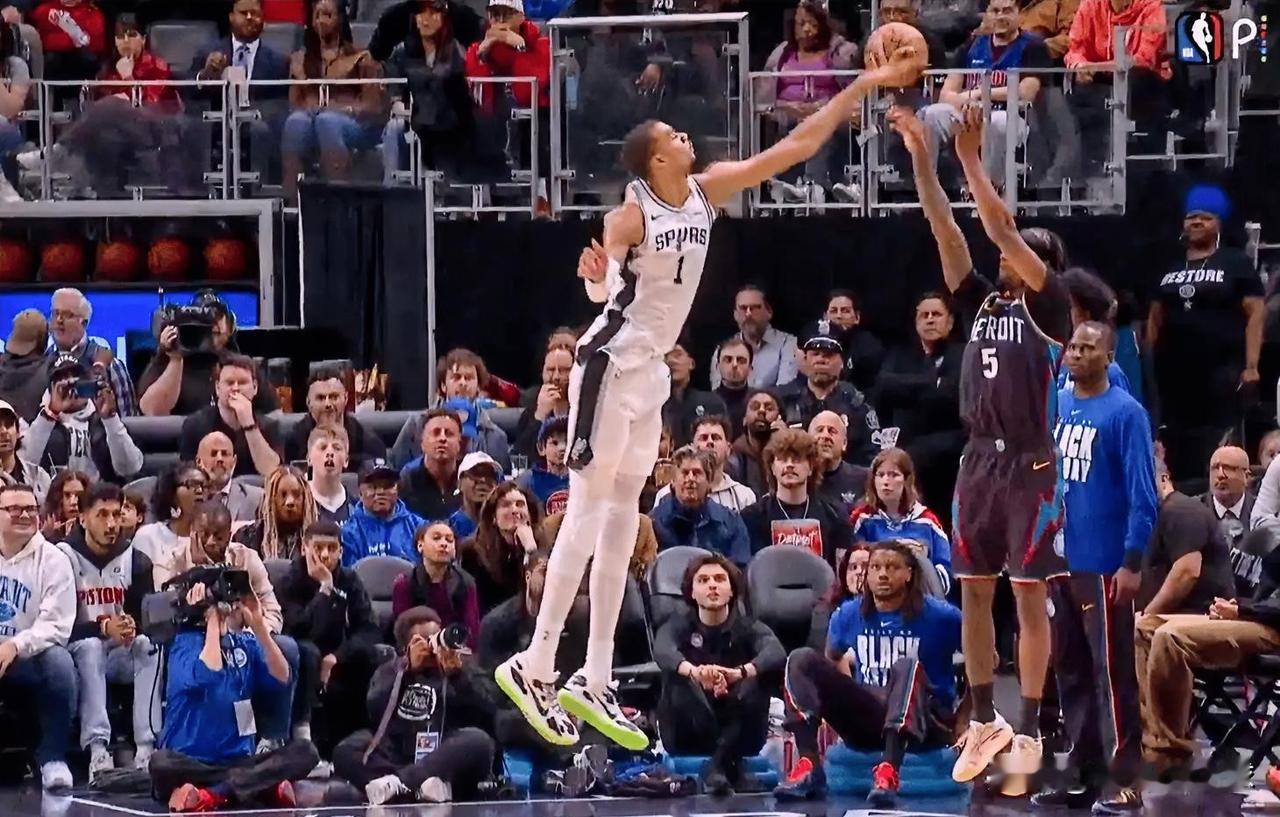 今天马刺的超级巨星文班亚马真的“跳”的太夸张了！今天马刺对阵活塞队，在第一节比赛