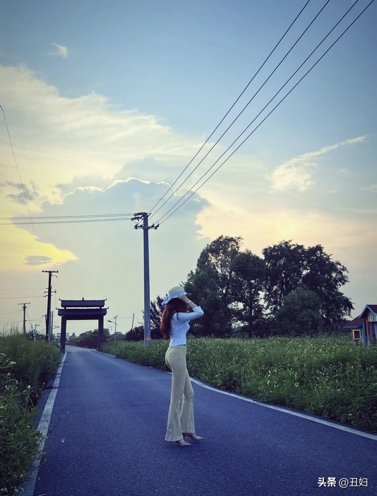 晒一张你相册里风景照黄昏时分，漫步乡间小路，感受宁静与美好。