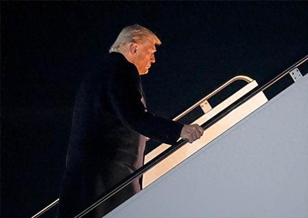 小韩韩：那个男人转身就走了，那么匆忙，姿势那么坚决，虽然在说在我这吃不饱，自己自