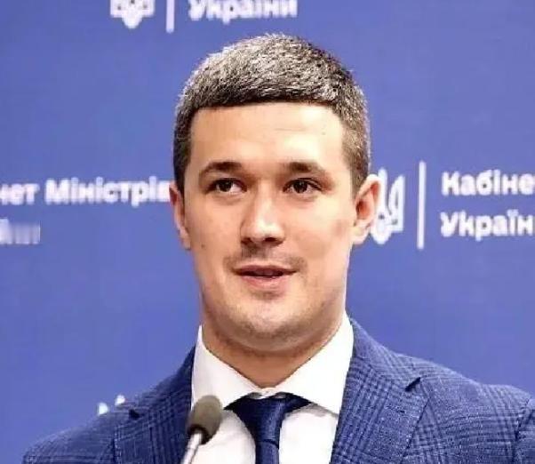 果然被猜中！

上任后的第十天，在基辅的国防部，这位35岁的新部长把五位副部长的