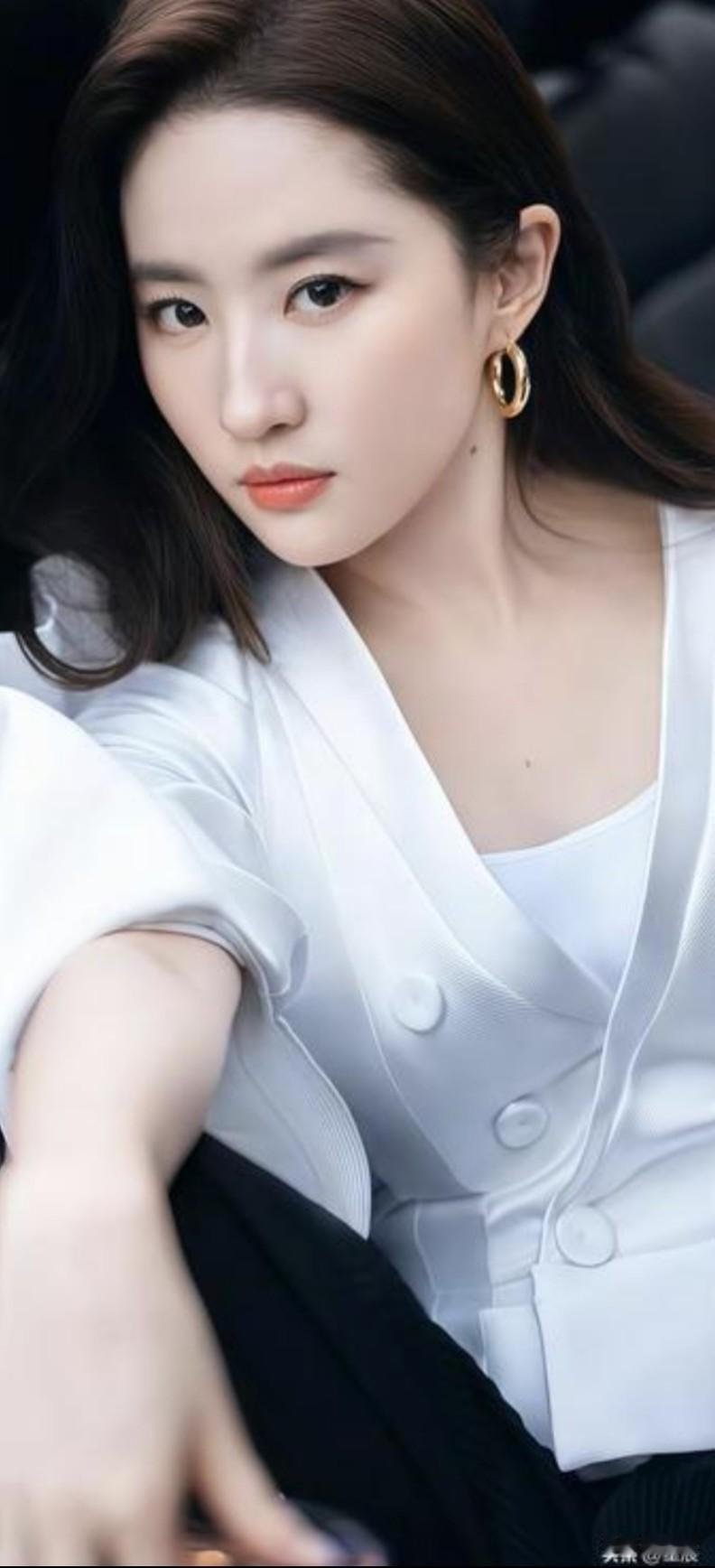 赵露思那颜值，真担得起“玉颜如花，金环映月”这八个字！瞧瞧她那灵动的大眼睛，仿佛