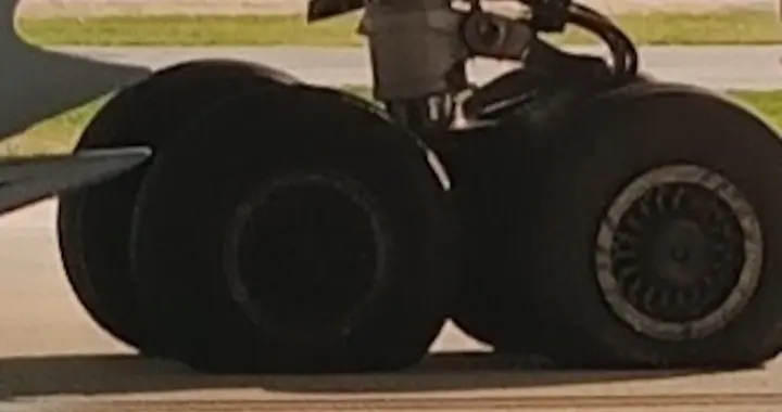 美国航空波音787-8降落时遇刹车故障并爆胎