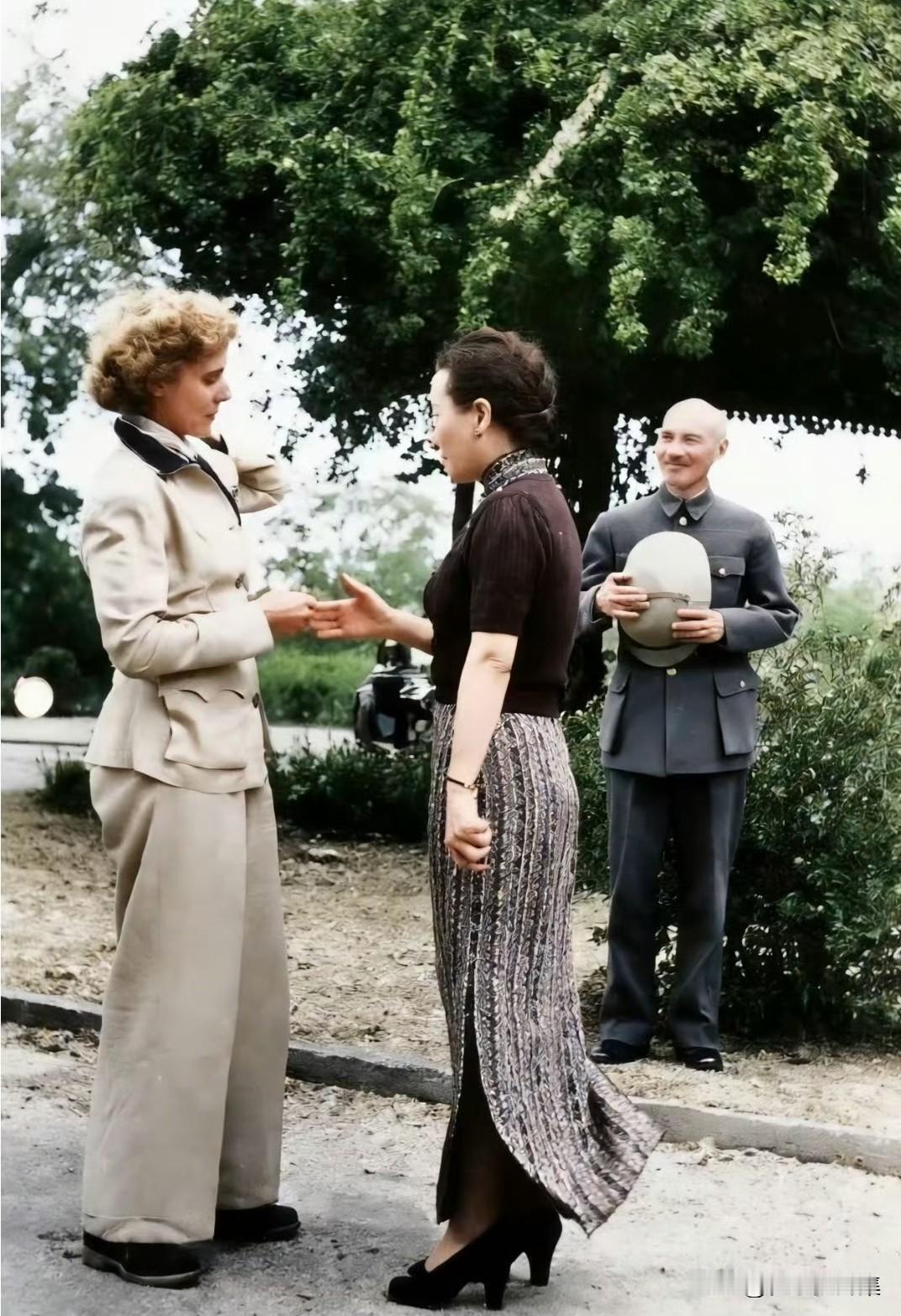 【老照片背后的故事172】
1942年4月，宋美龄正与来访的美国剧作家、政治人物