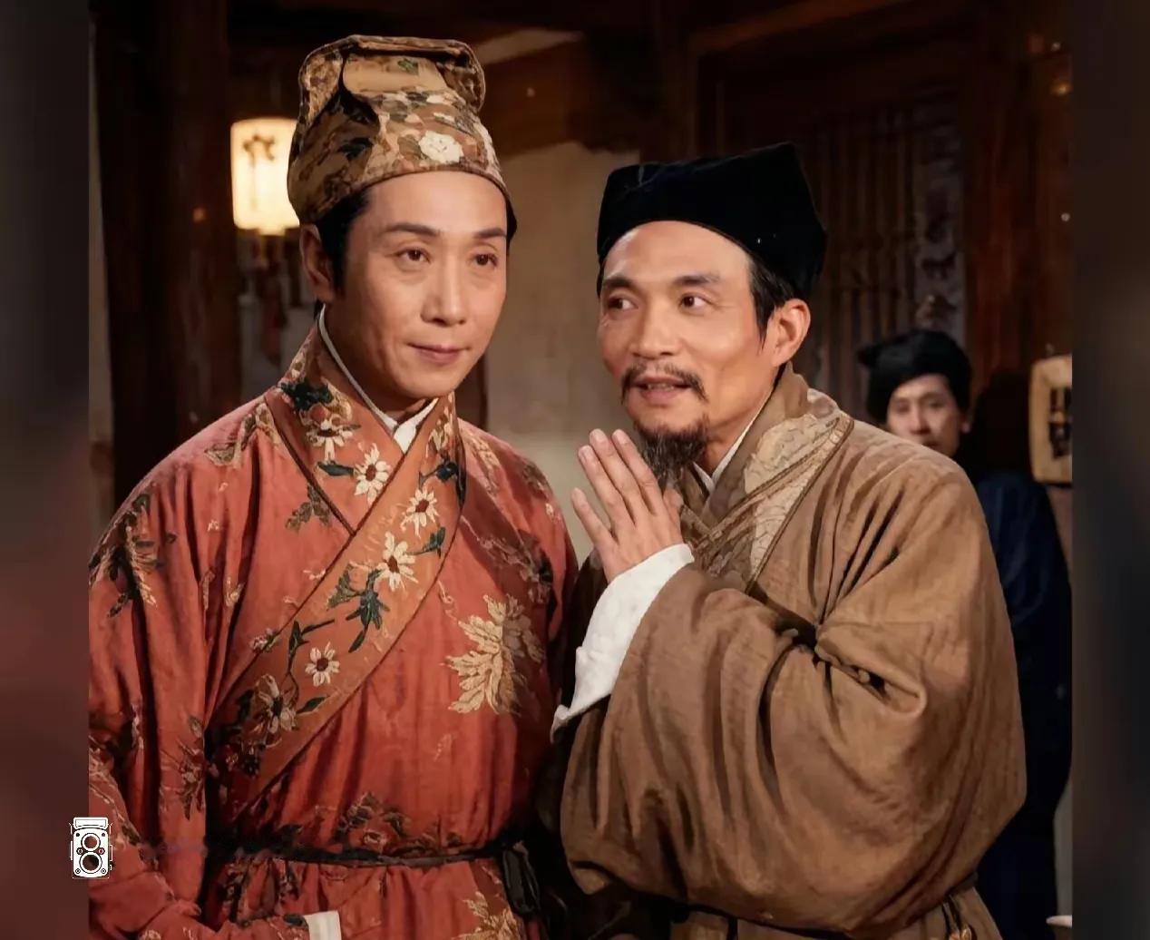 两个古装男子站在一起聊天。两人在说什么事，还记得这部剧吗？两位是什么人物？讲述的