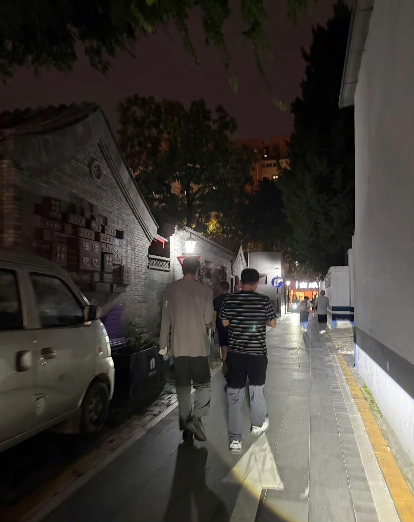 网友在胡同偶遇宋威龙，这优越的头身比，完全一眼宋威龙大帅哥来的