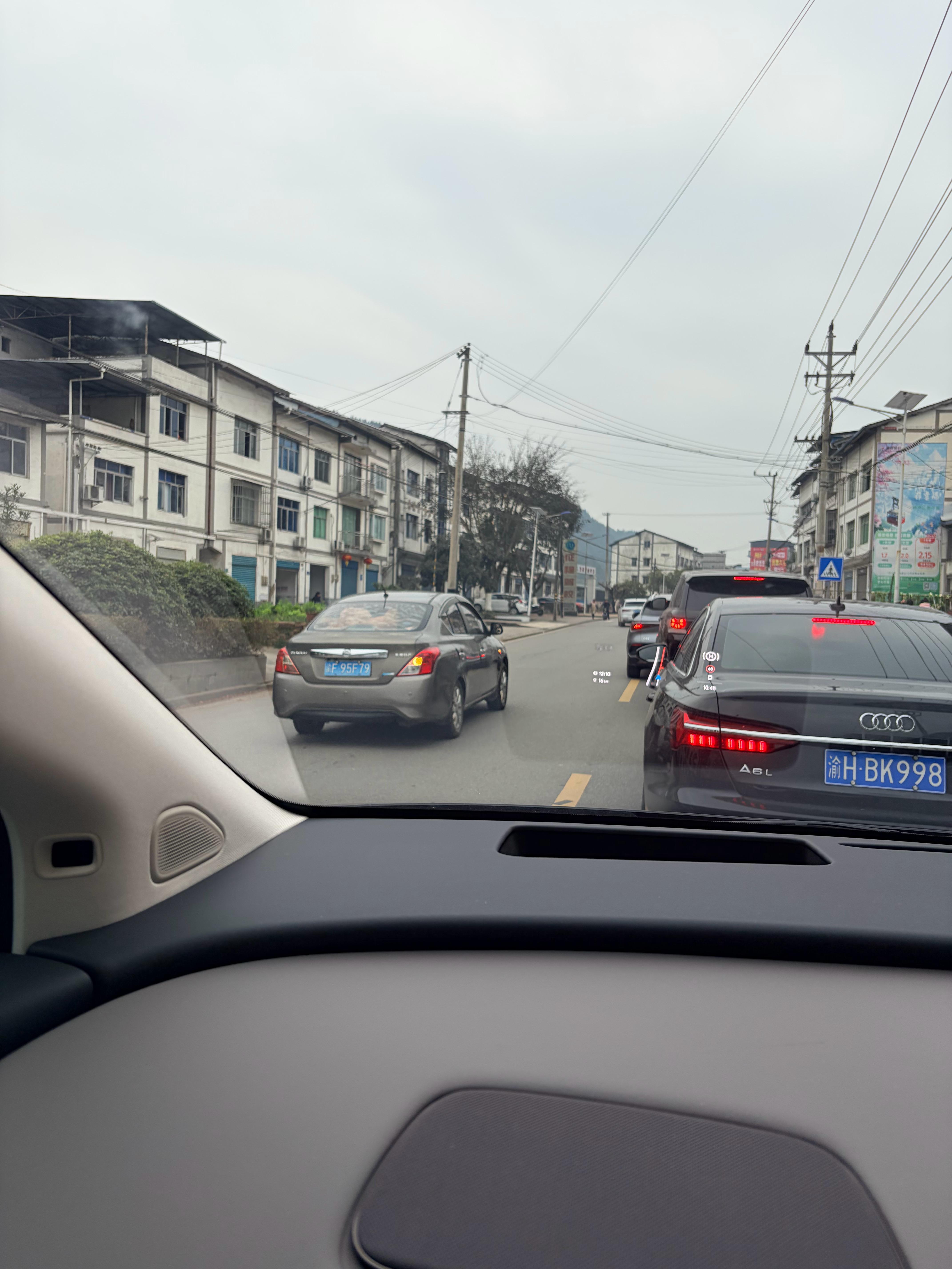 堵车的时候逆行插队的都是些什么车？看起来什么车都有，可见没素质不局限于某个特定群