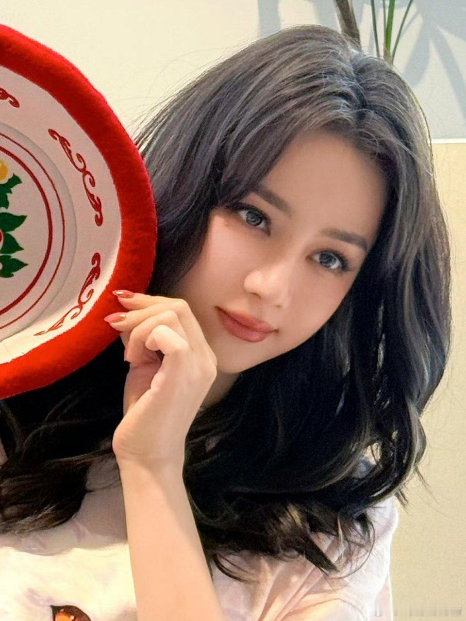 迪丽热巴P掉了囍字怎么感觉变样了？嘴唇变成辛芷蕾了？以前嘴巴很小的呀 ​​​