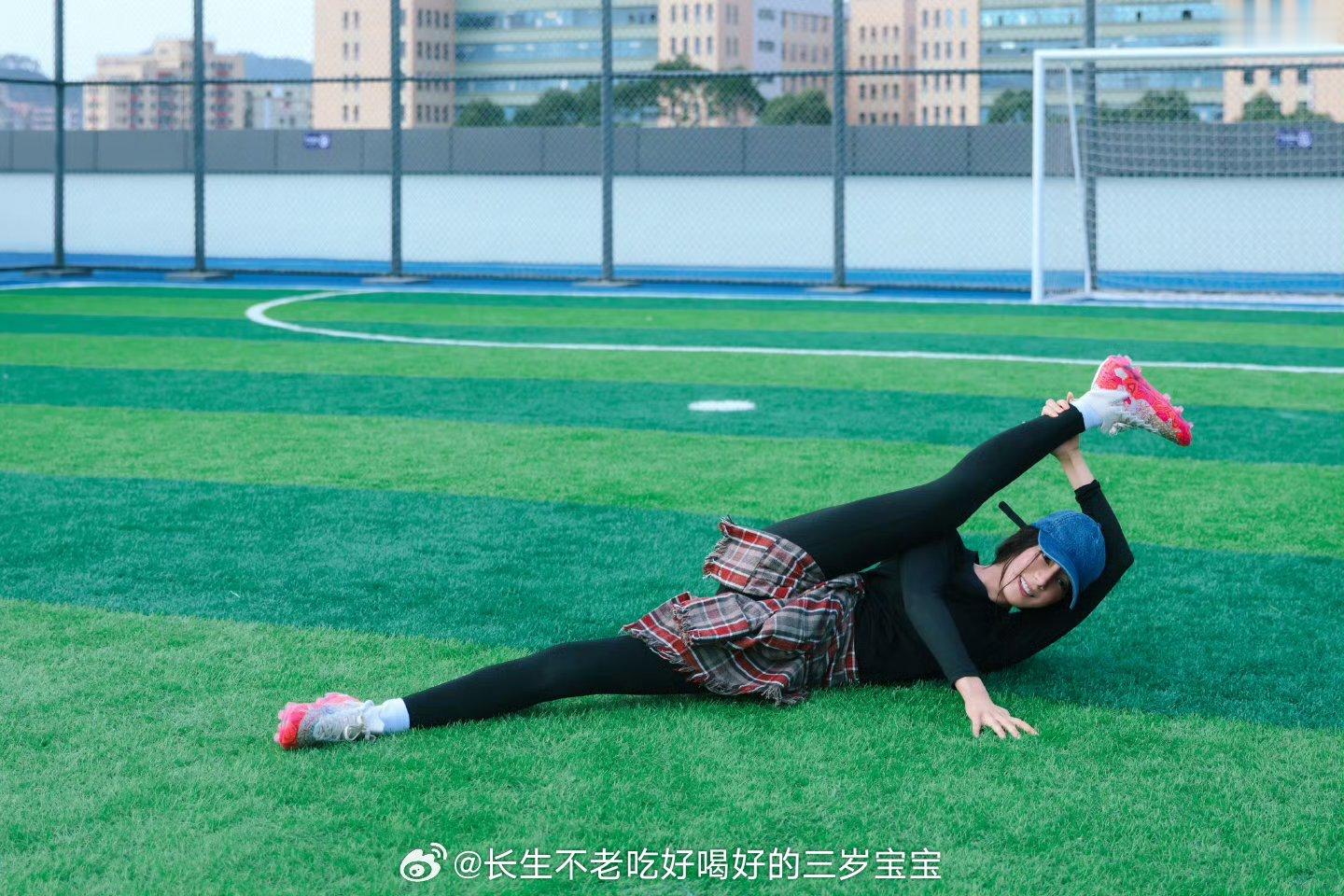 迪丽热巴这动作把我腿掰折也做不到热巴做一字马像呼吸一样自然，我做一字马像渡劫一样