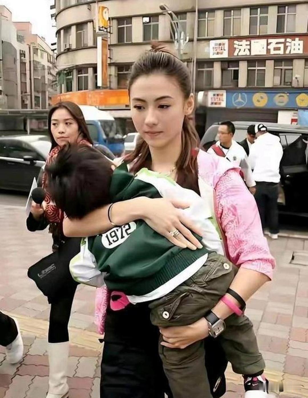 张柏芝这下，捂了八年的三儿子隐私终究还是没能逃过外界窥探。

不少人盯着所谓谢贤