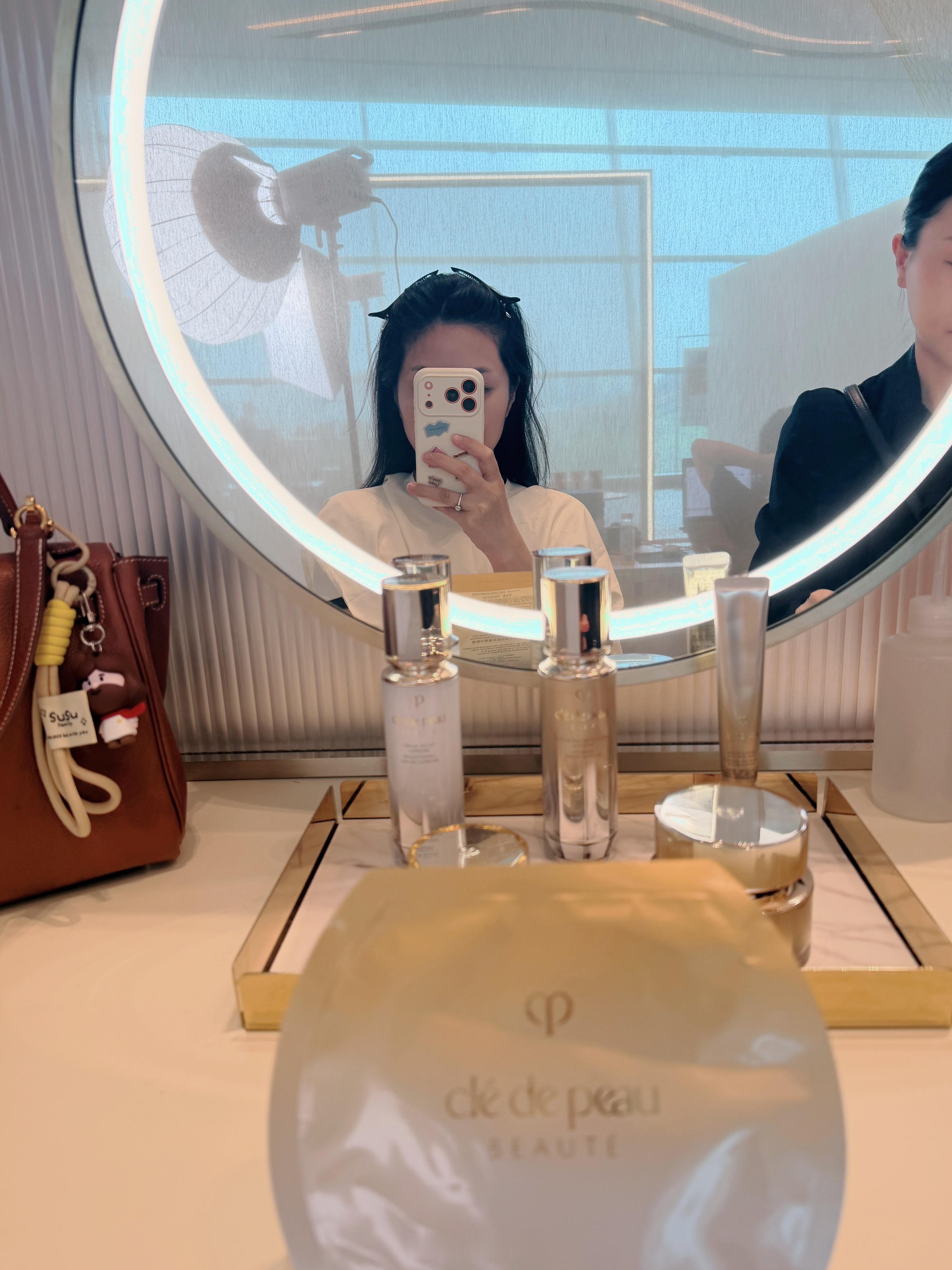 现在护肤品都在留客人，变相优惠，买精华送一整箱面膜和其他产品。但酒店vip活动的