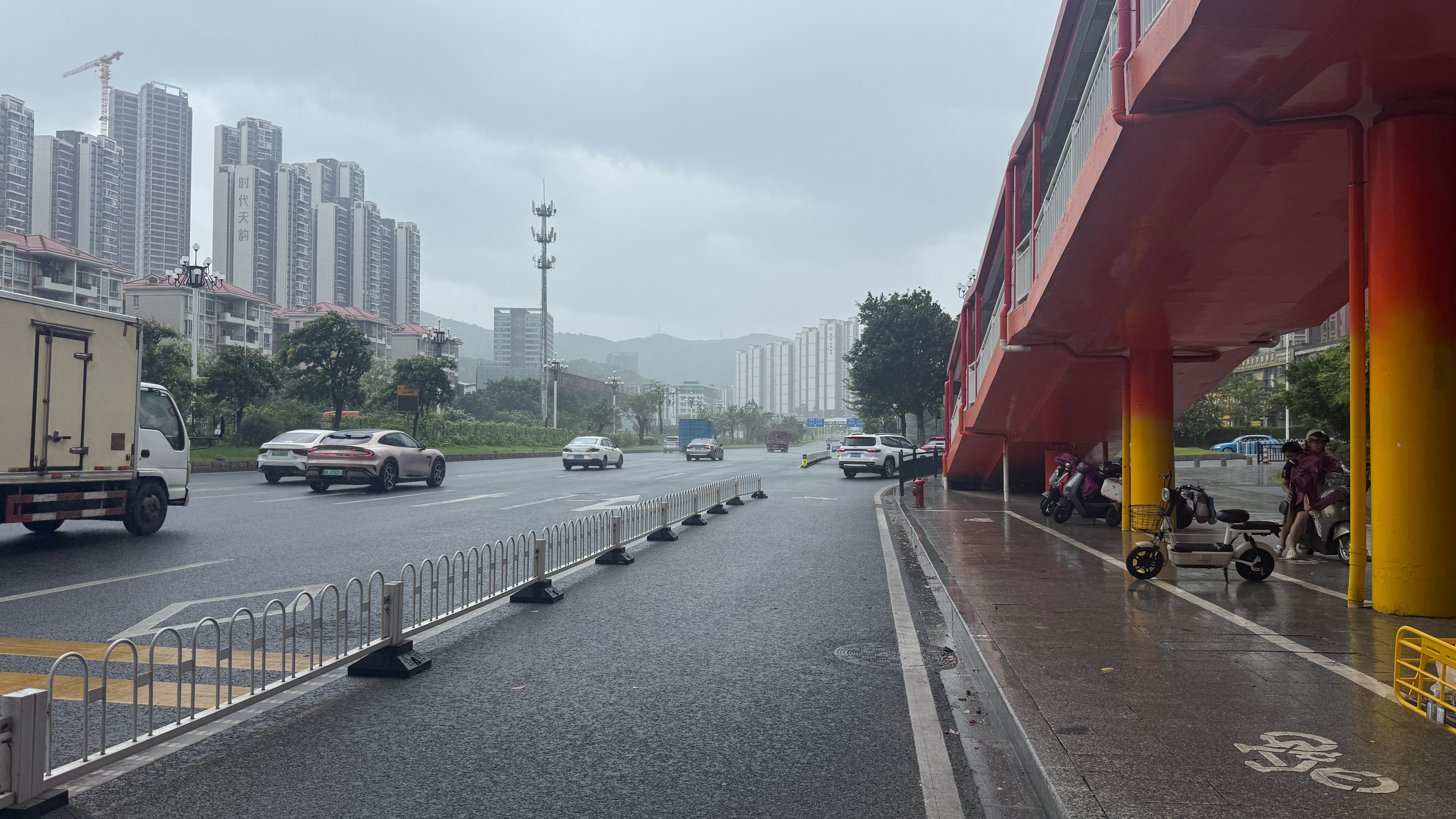 雨季到了，即刻出车，即刻下雨