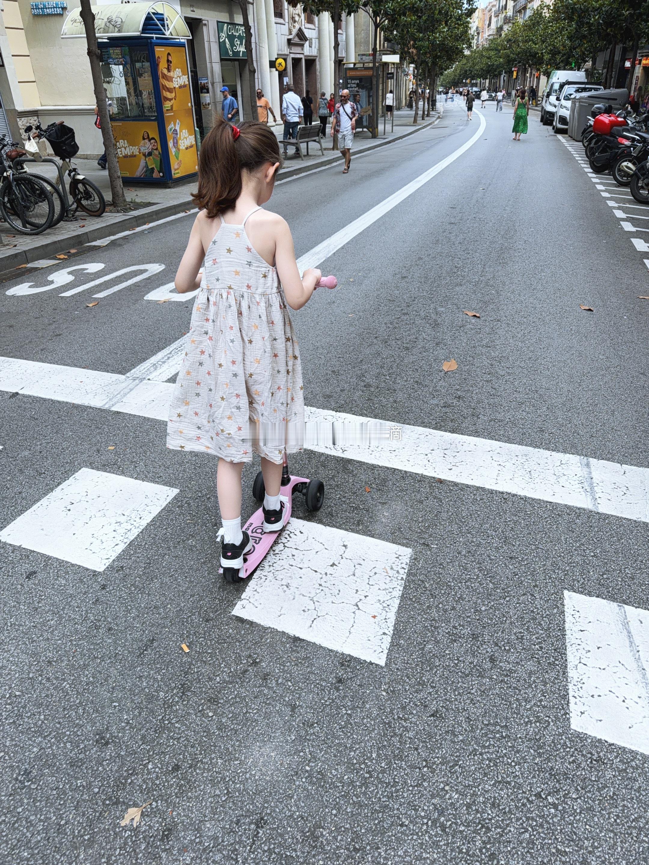 胖子说送我结果送了十几米就玩儿去了（周末门口这里都封路 没有车可以让孩子玩） 