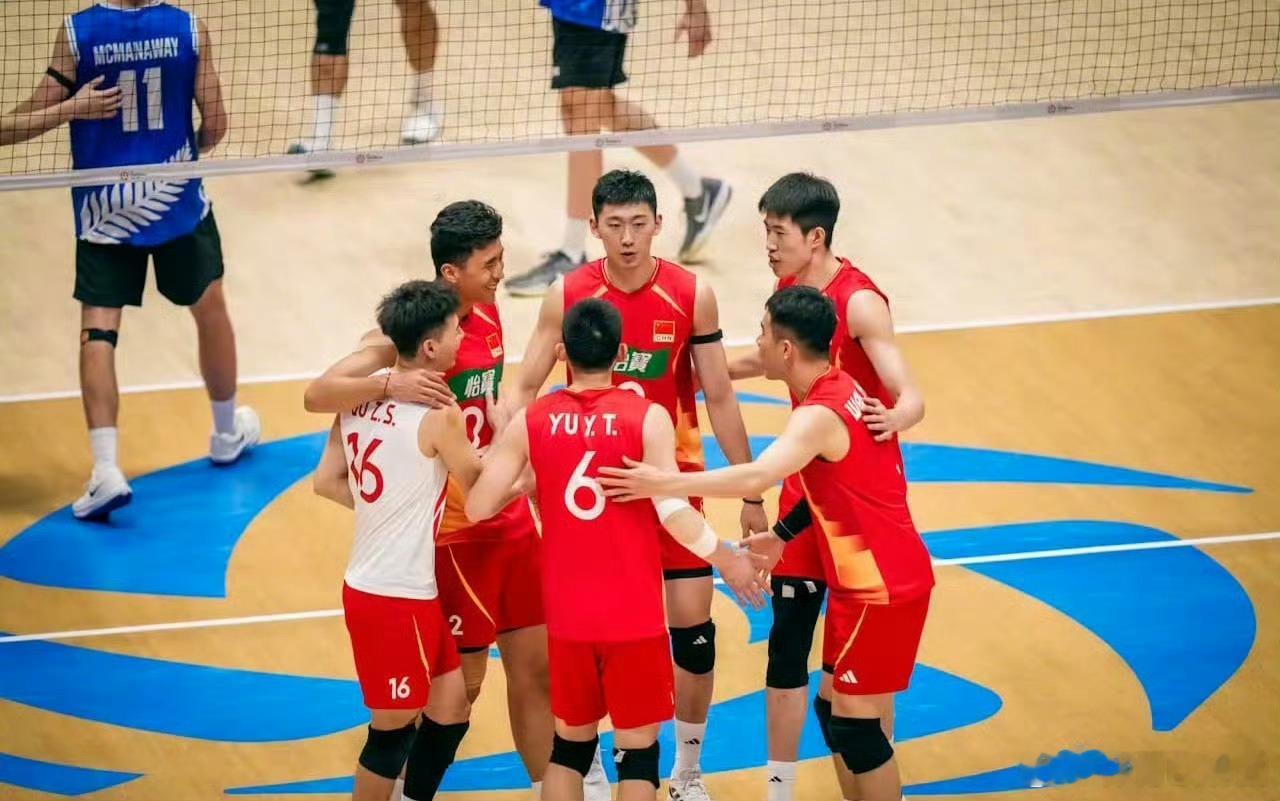 韩乔生谈中国男排3比2韩国：真拼啊。五局比分来回拉扯，温子华拿下24分。球队有失
