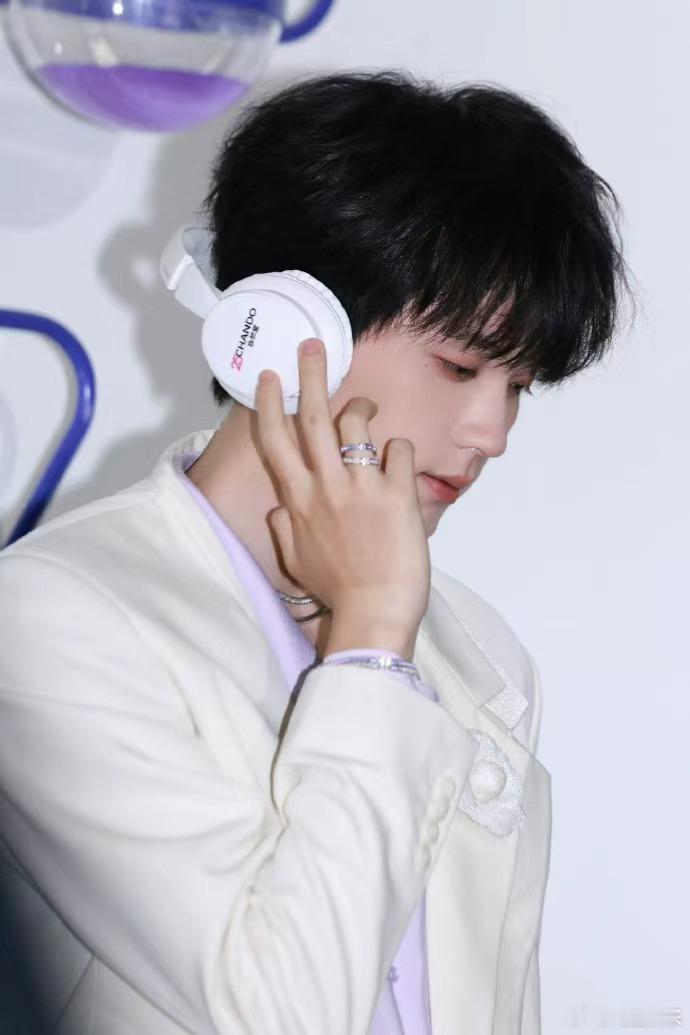 周翊然紫色衬衫白西装周翊然白马王子这把真来了 周翊然紫色衬衫白西装，谁懂周翊然白