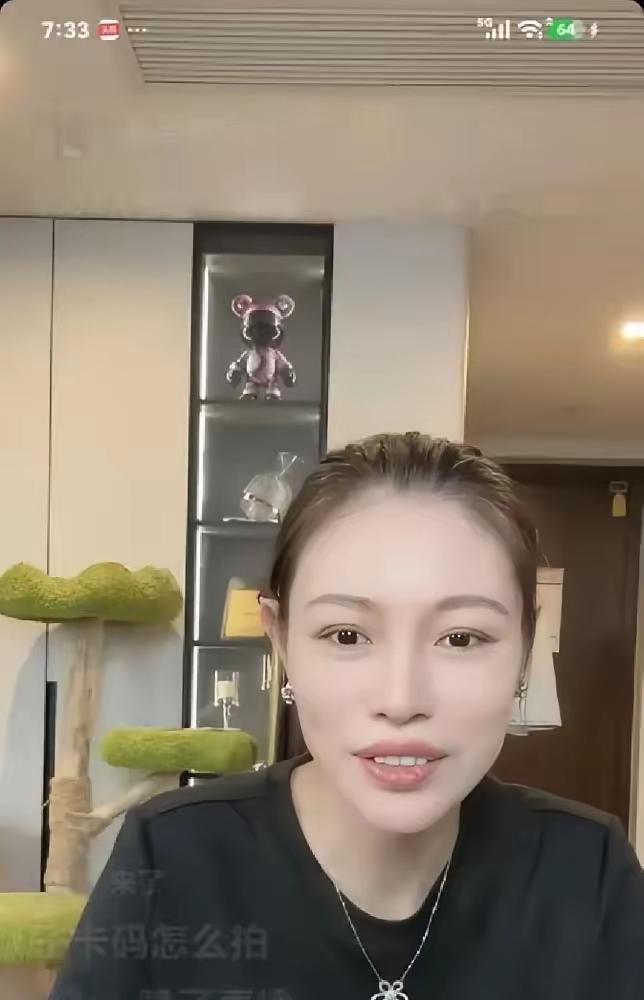 每每在直播间谈起女儿小苹果，葛荟婕都会很感慨。孩子不愿意认她，她也不想去打扰，就